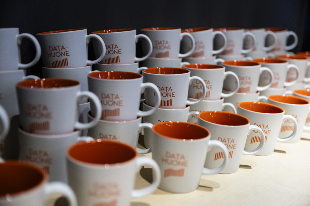 Datahuone 1 vuotta -juhlamukit.