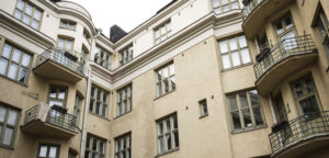 Kuva vanhasta kerrostalosta